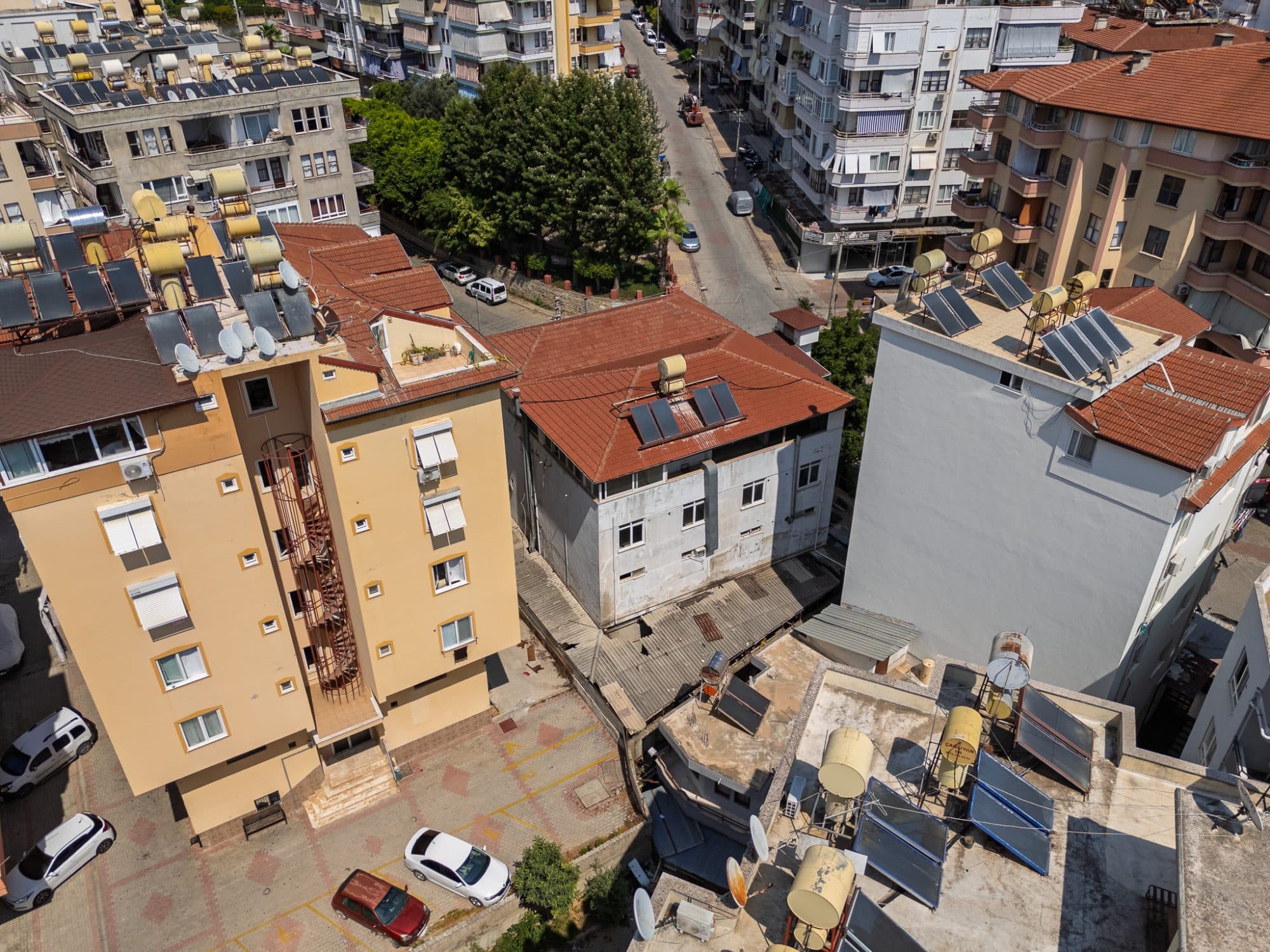 CİKCİLLİ MERKEZDE SATILIK 242M² ARSA ÜZERİNDE 4 KATLI TİCARİ BİNA